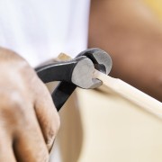 Kształtowanie narożnika płytki obcęgami do glazury Knipex 91 00 200
