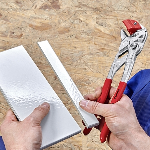 Płytka przełamana wzdłuż nacięcia obcęgami Knipex 91 13 250
