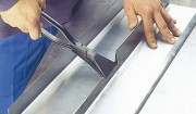 Szerokie szczęki 80 mm kleszczy dekarskich ERDI D331-80 podczas formowania blachy