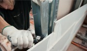 Cięcie blachy przy metalowym profilu ręcznymi nożycami