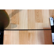 Panel laminowany po przecięciu gilotyną EDMA MEGA STRATICUT 400 – widoczna linia cięcia