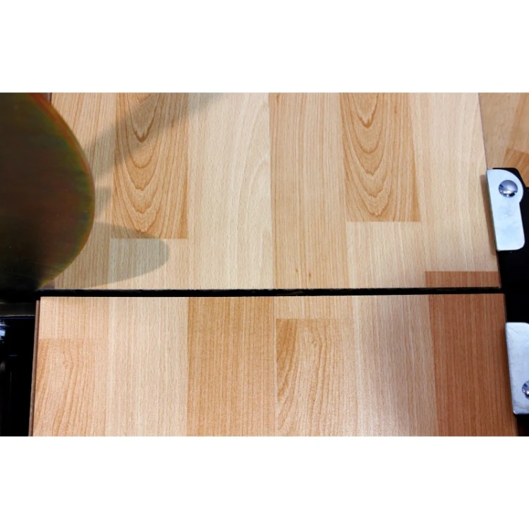 Panel laminowany po przecięciu gilotyną EDMA MEGA STRATICUT 400 – widoczna linia cięcia
