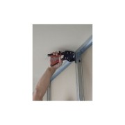 Zaciskarka EDMA Master-Profil 062055 podczas łączenia metalowych profili suchej zabudowy