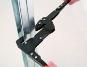 Zaciskarka EDMA 160455 podczas ustawiania szczęk na podwójnych profilach metalowych