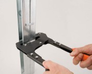 Ręczna zaciskarka CRIMP Duo Back EDMA 160455 podczas zaciskania profili ustawionych tyłem do siebie