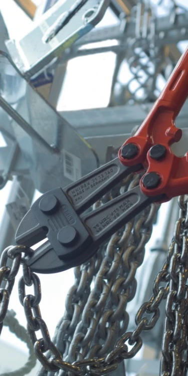 Nożyce do prętów Knipex 71 72 460 podczas cięcia elementów stalowych