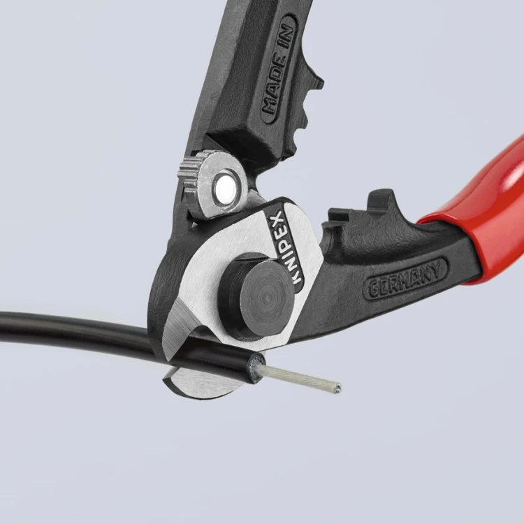 Nożyce Knipex 95 61 190 podczas cięcia cięgna Bowden