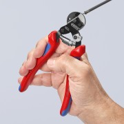 Nożyce do linek Knipex 95 62 160 podczas precyzyjnego cięcia cięgna