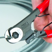 Knipex 95 61 150 podczas cięcia linki stalowej bez rozplatania