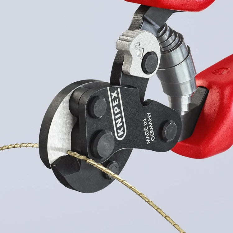 Nożyce Knipex 95 62 160 TC podczas cięcia cienkiej linki stalowej