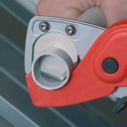 Obcinak Knipex 90 20 185 podczas cięcia rurki z tworzywa