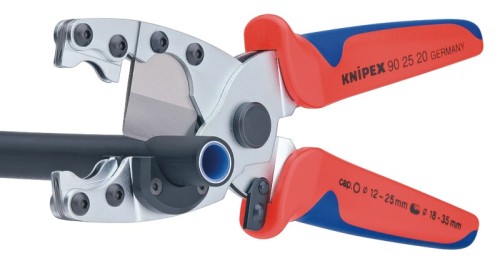 Obcinak Knipex 90 25 20 podczas cięcia rury kompozytowej