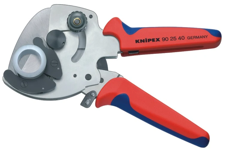 Obcinak Knipex 90 25 40 podczas cięcia rury kompozytowej