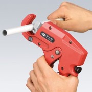 Obcinak Knipex 94 10 185 podczas cięcia rury z tworzywa sztucznego