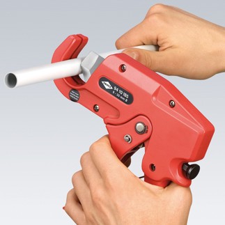 Obcinak Knipex 94 10 185 podczas cięcia rury z tworzywa sztucznego