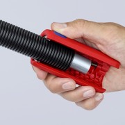 Knipex TwistCut 90 22 01 SB podczas cięcia rury falistej