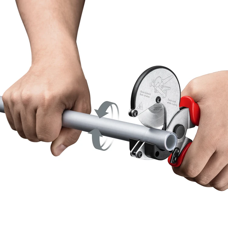 Cięcie rury kompozytowej obcinakiem Knipex 90 25 25