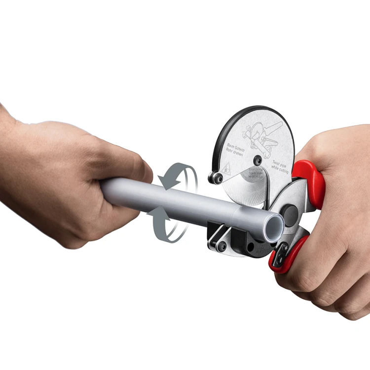 Knipex 90 25 25 podczas cięcia rury z tworzywa do 26 mm