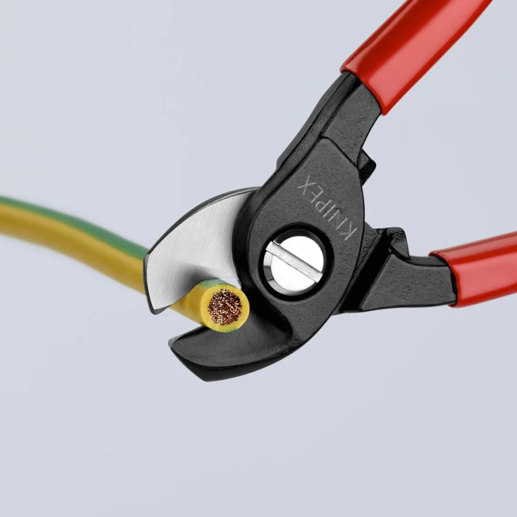 Nożyce Knipex 95 11 165 podczas cięcia przewodu miedzianego