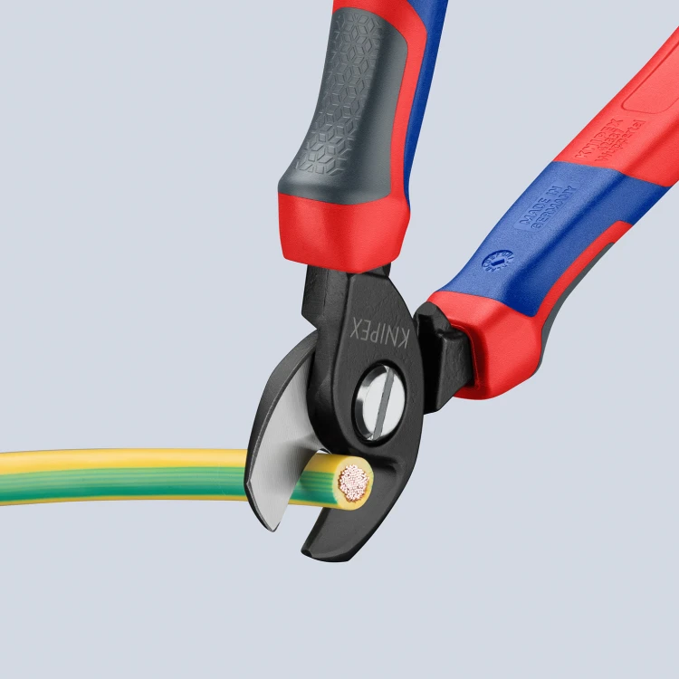 Nożyce Knipex 95 12 165 podczas cięcia przewodu miedzianego