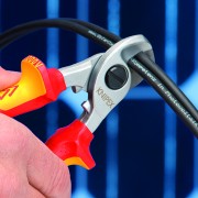 Izolowane nożyce Knipex 95 16 165 podczas cięcia kabla
