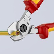 Nożyce VDE Knipex 95 16 165 podczas cięcia przewodu miedzianego