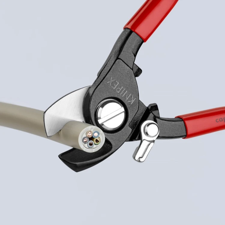 Nożyce Knipex 95 21 165 podczas cięcia kabla wielożyłowego