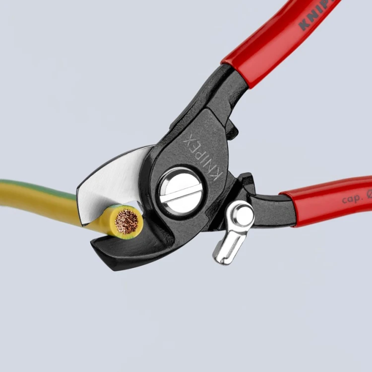 Knipex 95 21 165 podczas cięcia przewodu miedzianego