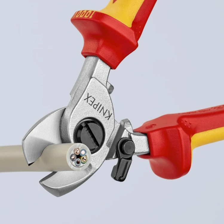Knipex 95 26 165 podczas cięcia wielożyłowego kabla