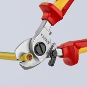 Nożyce Knipex 95 26 165 podczas cięcia przewodu miedzianego