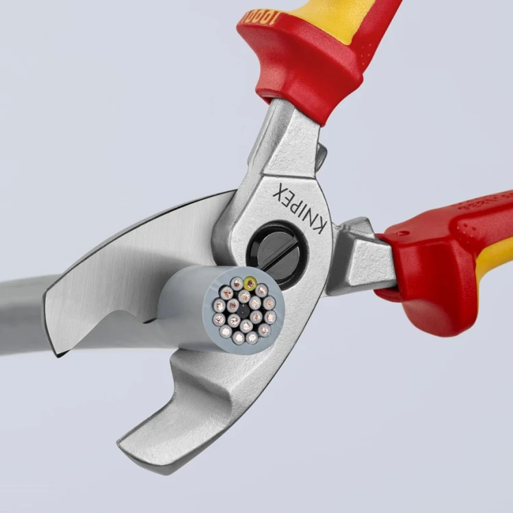 Nożyce Knipex 95 16 200 podczas cięcia kabla 70 mm²