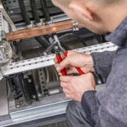 Knipex 95 11 225 – cięcie grubego kabla w szafie elektrycznej