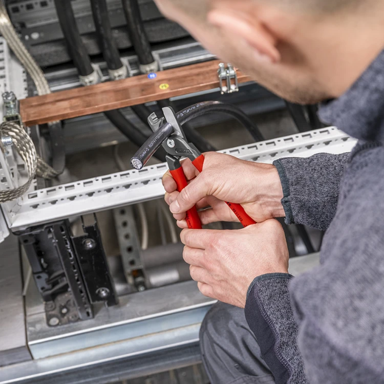 Knipex 95 11 225 – cięcie grubego kabla w szafie elektrycznej