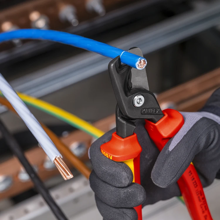 Knipex StepCut XL VDE 95 18 225 podczas cięcia przewodu miedzianego