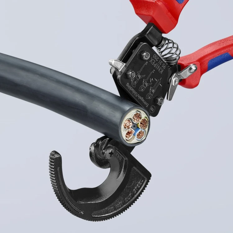 Knipex 95 31 250 – otwarty mechanizm zapadkowy podczas cięcia kabla
