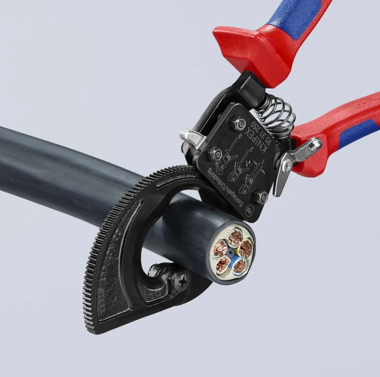 Nożyce Knipex 95 31 280 podczas cięcia grubego kabla miedzianego
