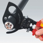 Nożyce Knipex 95 36 280 podczas cięcia grubego kabla miedzianego