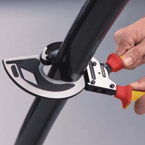 Knipex 95 36 320 – nożyce zapadkowe VDE podczas cięcia grubego kabla