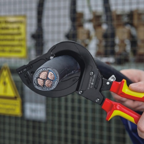 Knipex 95 36 315 A podczas cięcia kabla zbrojonego drutem stalowym