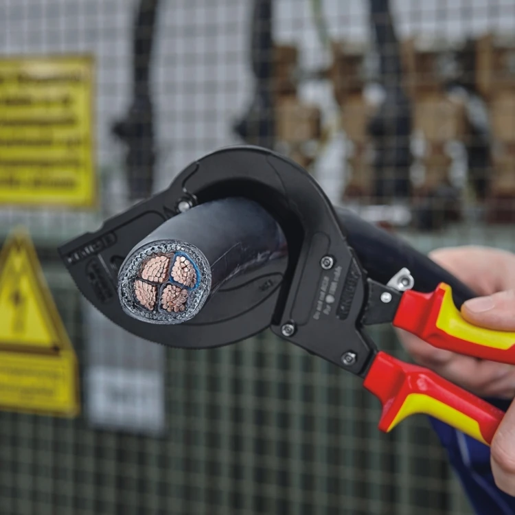 Knipex 95 36 315 A podczas cięcia kabla zbrojonego drutem stalowym