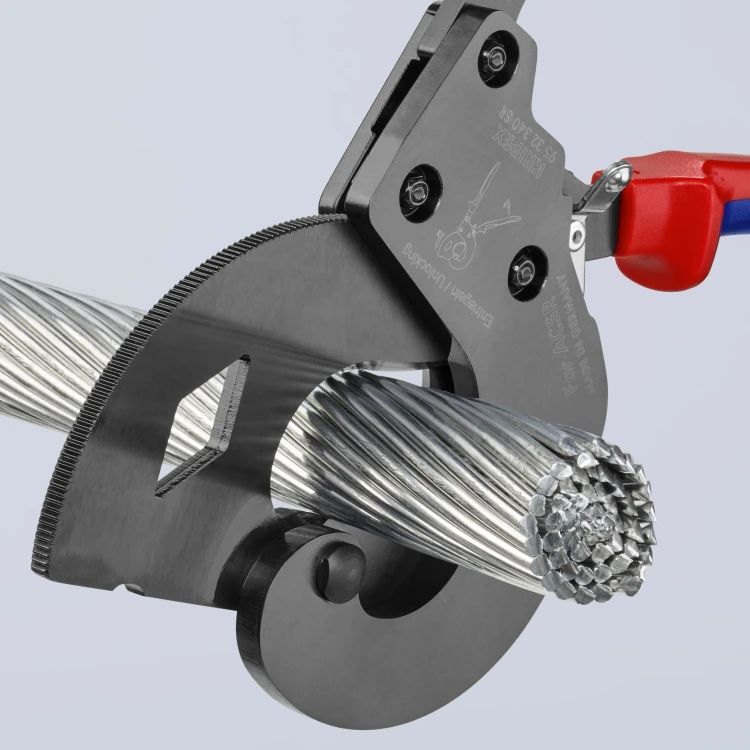Knipex 95 32 340 SR podczas cięcia napowietrznego przewodu ACSR