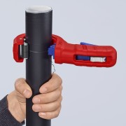 Obcinak Knipex 90 23 01 BK podczas cięcia rury z tworzywa sztucznego