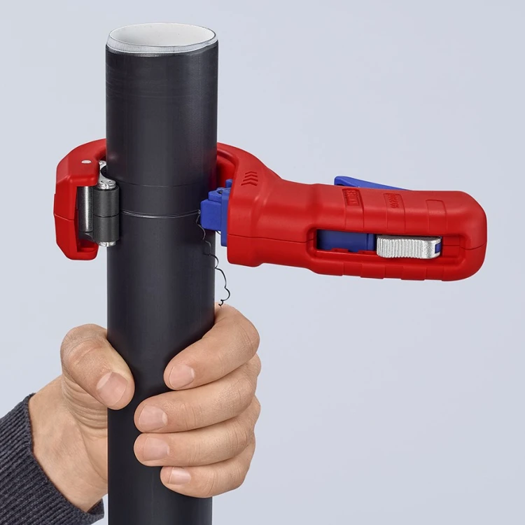 Obcinak Knipex 90 23 01 BK podczas cięcia rury z tworzywa sztucznego