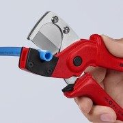 Cięcie węża pneumatycznego obcinakiem Knipex 90 10 185