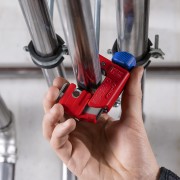 Cięcie rury ze stali nierdzewnej obcinakiem Knipex TubiX 90 31 01