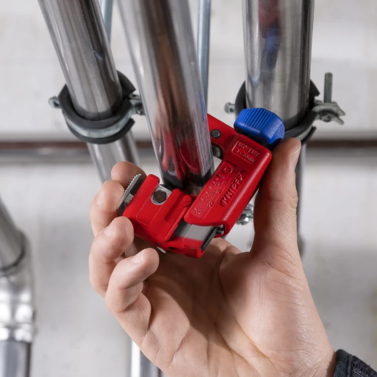 Cięcie rury ze stali nierdzewnej obcinakiem Knipex TubiX 90 31 01