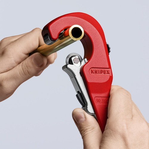 Knipex TubiX 90 31 02 SB podczas cięcia rury mosiężnej