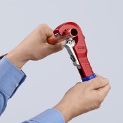 Cięcie rury miedzianej obcinakiem Knipex TubiX 90 31 02 SB