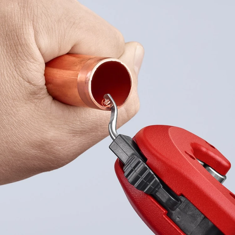 Gratowanie rury miedzianej obcinakiem Knipex TubiX 90 31 02 SB