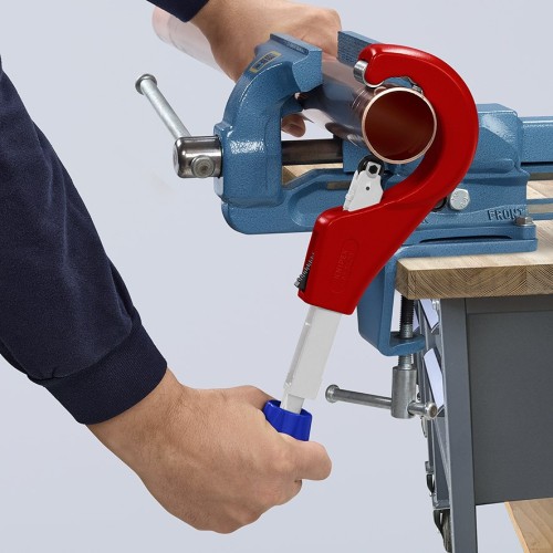 Knipex TubiX XL 90 31 03 BK podczas cięcia rury miedzianej